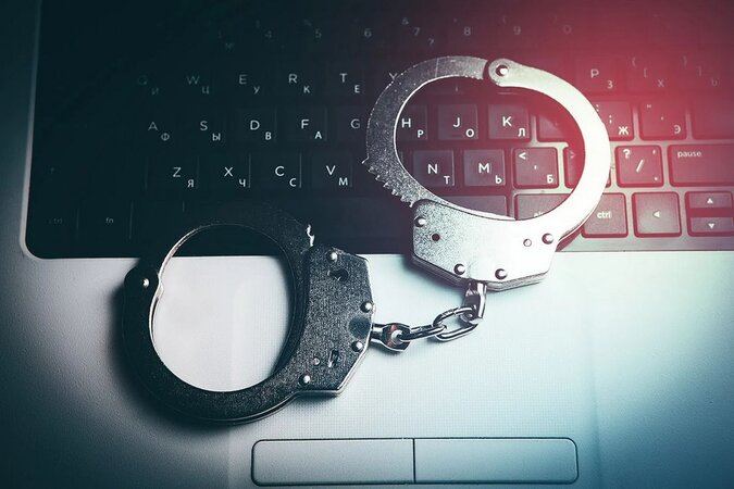 laptop_handcuffs.jpg laptop_handcuffs.jpg